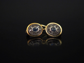 Vente aux enchères Paire de perces oreilles en or jaune et argent, sertis en leur centre 