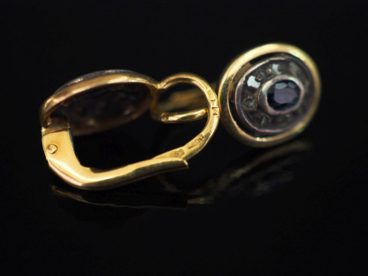 Paire de perces oreilles en or jaune et argent, sertis en leur centre 