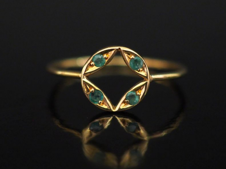 Petite bague ajourée en or jaune, sertie de quatre petites pierres ver