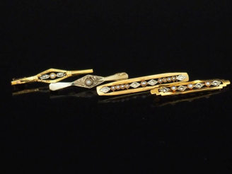 Vente aux enchères Ensemble comprenant quatre petites broches barrettes en or jaune et pe