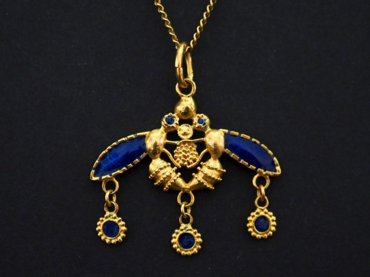 Pendenif en or jaune et émail bleu figurant deux guèpes affrontées.  2