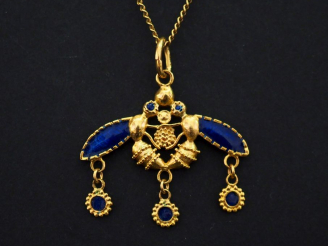 Vente aux enchères Pendenif en or jaune et émail bleu figurant deux guèpes affrontées.  2