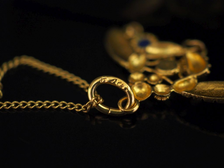 Pendenif en or jaune et émail bleu figurant deux guèpes affrontées.  2