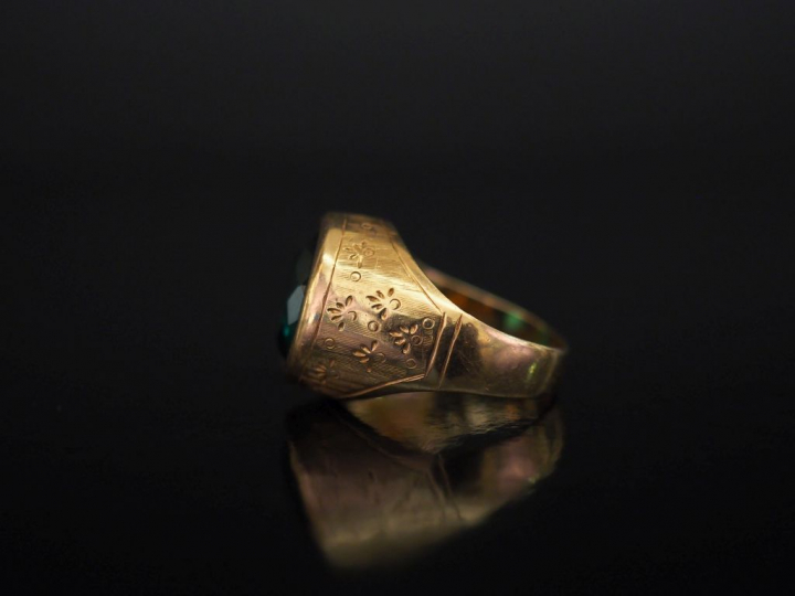 Bague de forme chevalière en or jaune, sertie de verroterie.  TDD. 52 