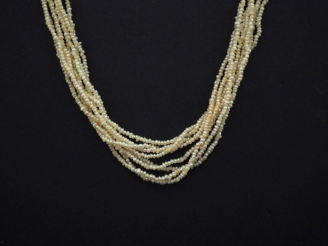 Vente aux enchères Collier de fines perles blanches composé de deux rangs à quatre brins.