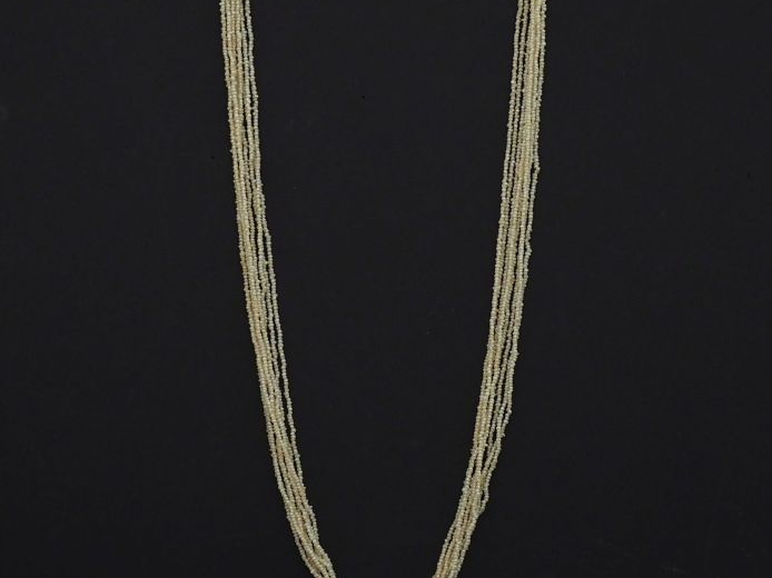 Collier de fines perles blanches composé de deux rangs à quatre brins.