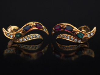 Vente aux enchères Paire de perces oreilles de forme mouvementée en or jaune, sertie de p