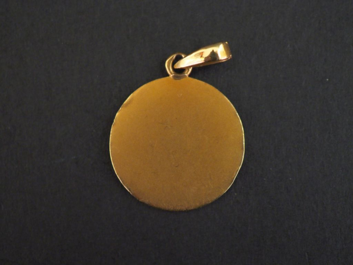Médaille en or jaune, marquée " + qu'hier - que demain", agrémentée d'