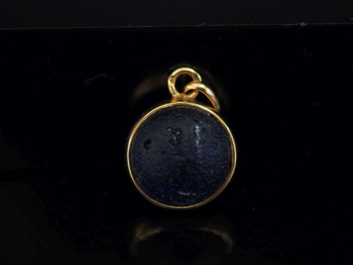 Petit pendentif circulaire en or jaune, serti en son centre de composi