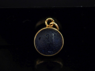 Vente aux enchères Petit pendentif circulaire en or jaune, serti en son centre de composi