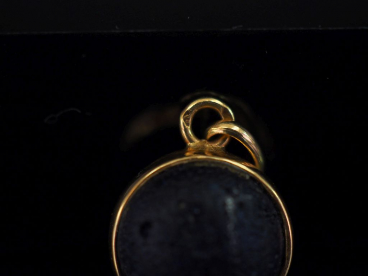 Petit pendentif circulaire en or jaune, serti en son centre de composi