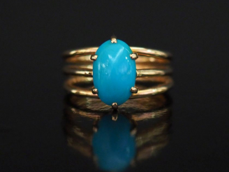Vente aux enchères Bague en or jaune, sertie en son centre d'un turquoise (?) en cabochon