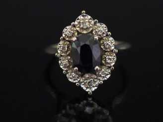 Vente aux enchères Bague de forme ovale en or blanc, sertie en son centre d'une pierre no