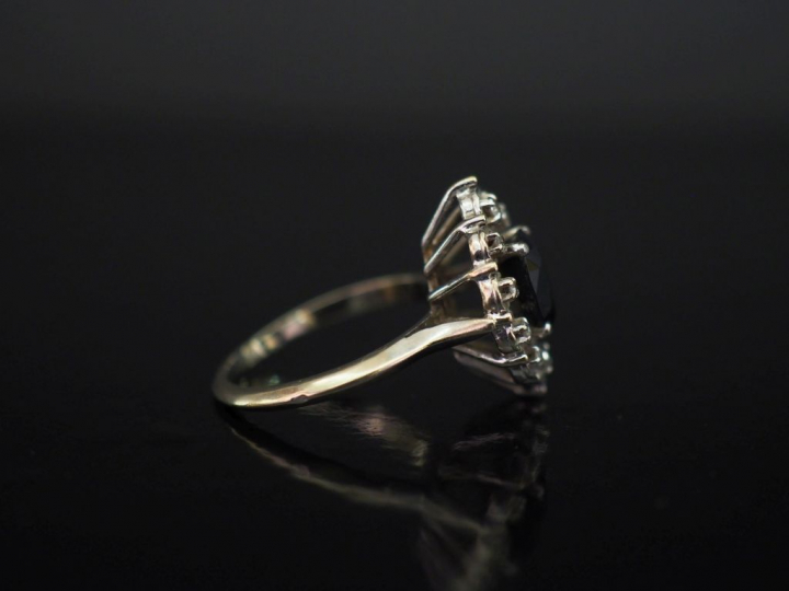 Bague de forme ovale en or blanc, sertie en son centre d'une pierre no