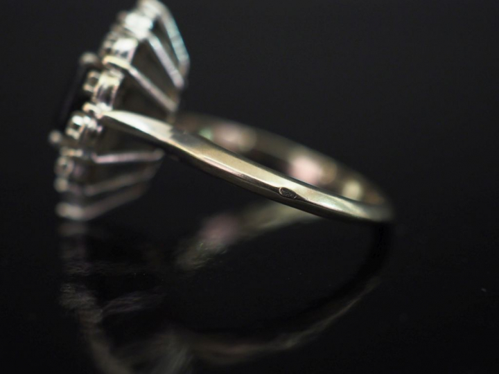 Bague de forme ovale en or blanc, sertie en son centre d'une pierre no