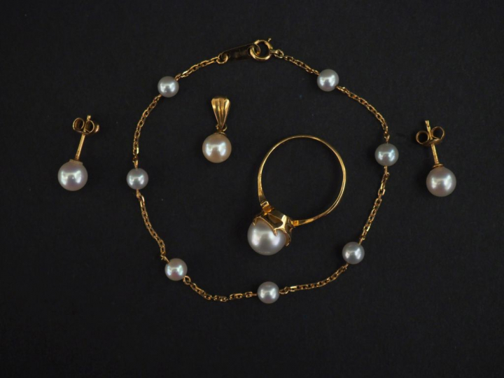 Parure en or jaune et perles blanches. Comprenant :  - une bague. TDD.