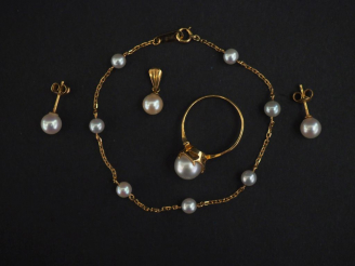 Vente aux enchères Parure en or jaune et perles blanches. Comprenant :  - une bague. TDD.