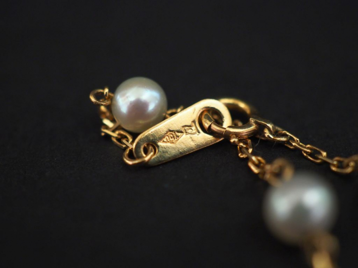 Parure en or jaune et perles blanches. Comprenant :  - une bague. TDD.