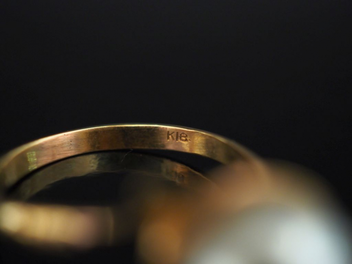 Parure en or jaune et perles blanches. Comprenant :  - une bague. TDD.