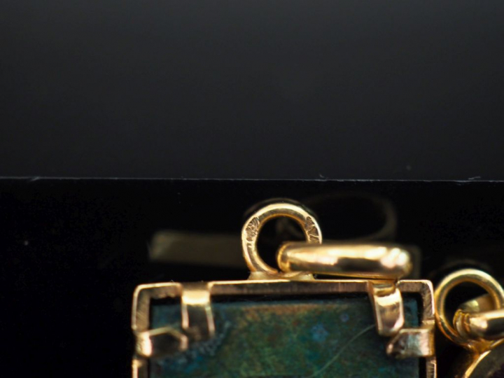 Ensemble comprenant deux différents pendentifs en or jaune et pierre d