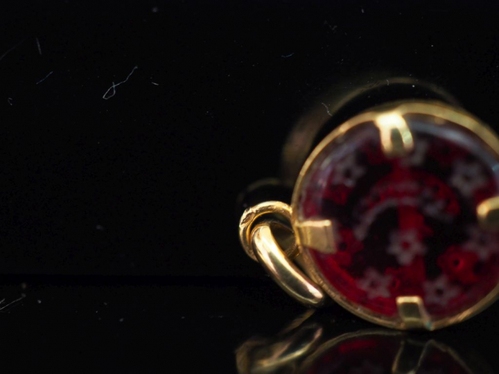 Ensemble comprenant deux différents pendentifs en or jaune et pierre d
