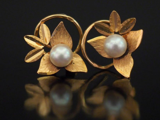 Vente aux enchères Paire de perces oreilles en forme de feuillage en or jaune, agrémentés