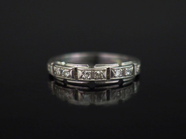 Petite bague jonc en platine, sertie de petits diamants.  TDD. 52 1/2 