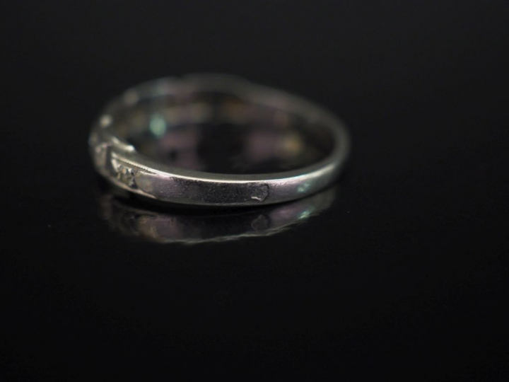 Petite bague jonc en platine, sertie de petits diamants.  TDD. 52 1/2 