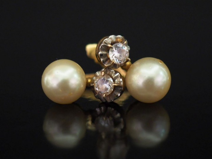 Paire de perces oreilles en or jaune, sertis d'une perle blanche surmo
