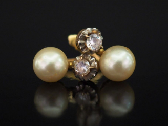 Vente aux enchères Paire de perces oreilles en or jaune, sertis d'une perle blanche surmo