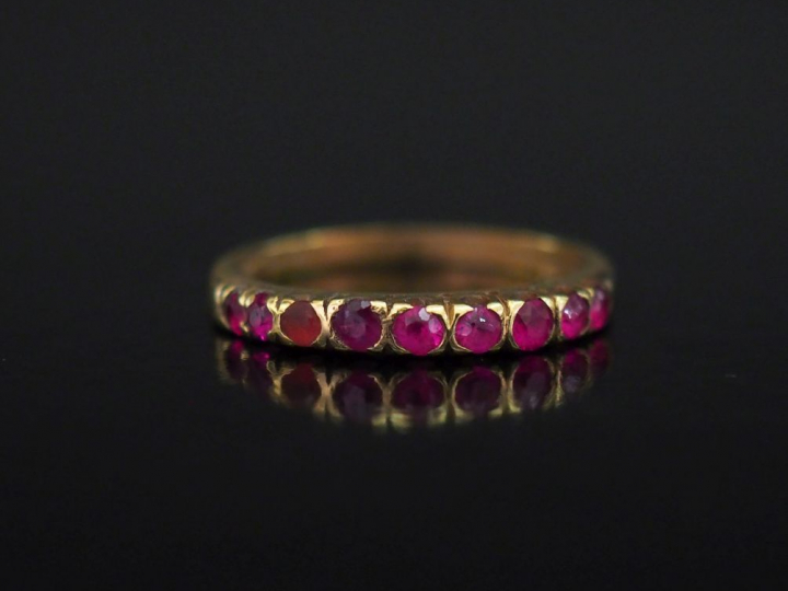 Petite bague jonc en or jaune, sertie d'une ligne de neuf petites pier