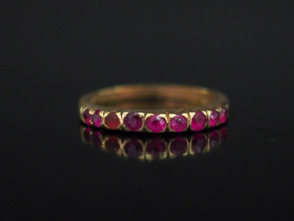 Vente aux enchères Petite bague jonc en or jaune, sertie d'une ligne de neuf petites pier
