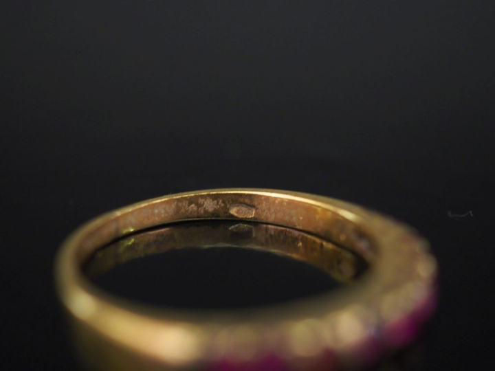 Petite bague jonc en or jaune, sertie d'une ligne de neuf petites pier
