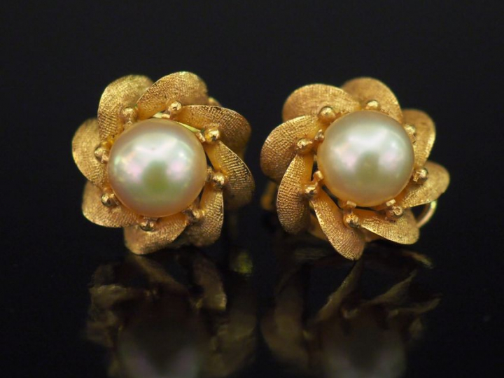 Paire de perces oreilles en forme de fleur en or jaune, sertis en leur