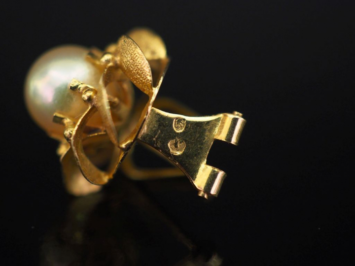Paire de perces oreilles en forme de fleur en or jaune, sertis en leur