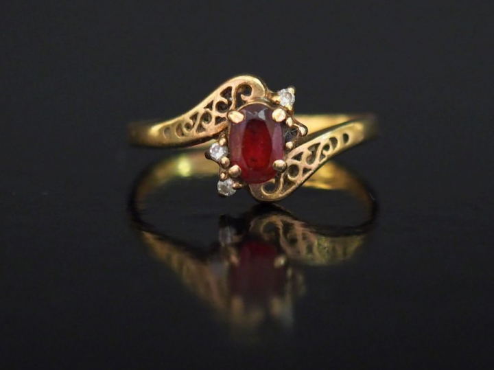 Bague de forme mouvementée en or jaune, sertie en son centre d'une pie