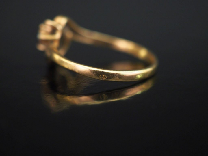 Bague de forme mouvementée en or jaune, sertie en son centre d'une pie