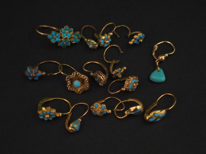 Ensemble de perces oreilles dépareillés en or jaune, émail turquoises,