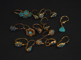 Vente aux enchères Ensemble de perces oreilles dépareillés en or jaune, émail turquoises,