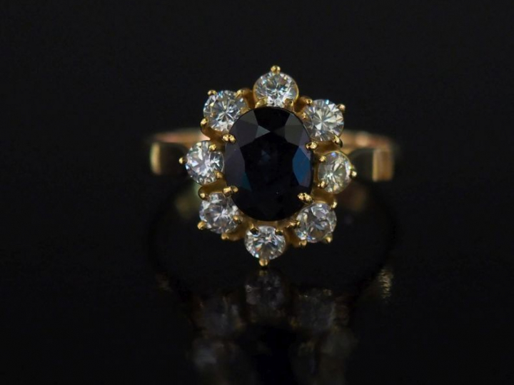Bague de forme marguerite en or jaune, sertie en son centre d'une pier