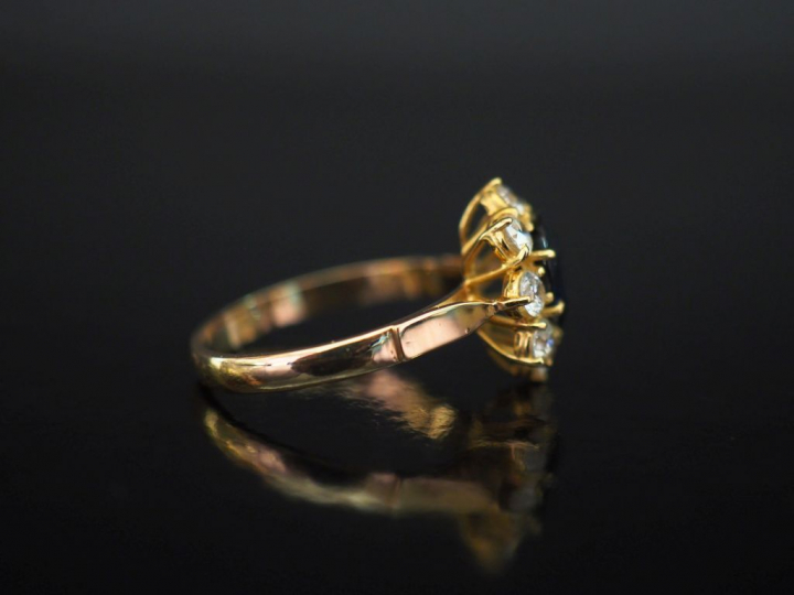 Bague de forme marguerite en or jaune, sertie en son centre d'une pier