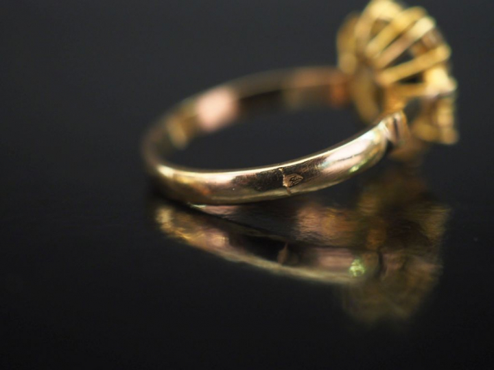 Bague de forme marguerite en or jaune, sertie en son centre d'une pier