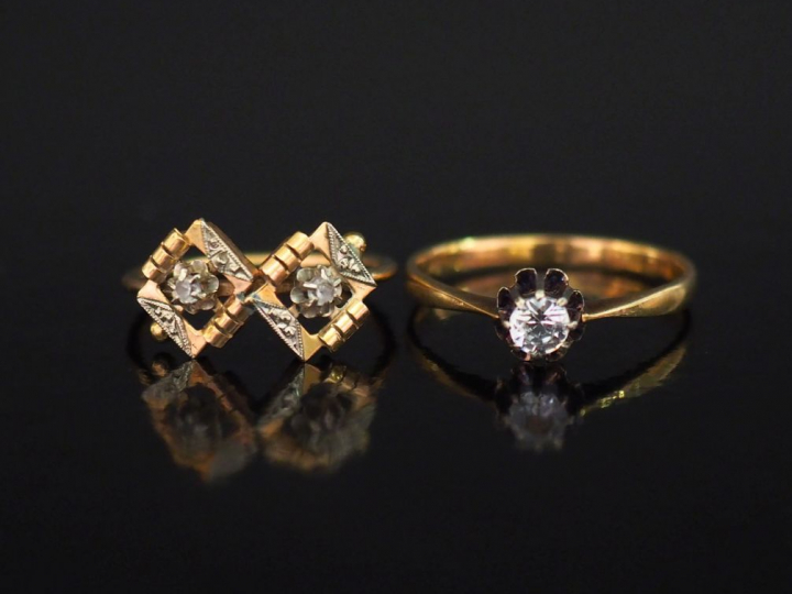 Ensemble comprenant : - une bague solitaire en or jaune, sertie en son