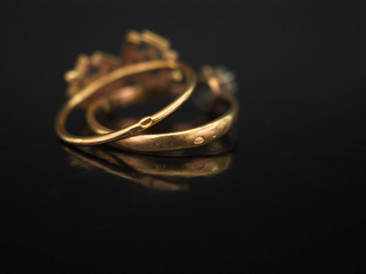 Ensemble comprenant : - une bague solitaire en or jaune, sertie en son