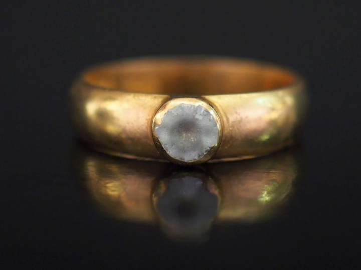Bague en or jaune, sertie en son centre d'une pierre à l'imitation du 