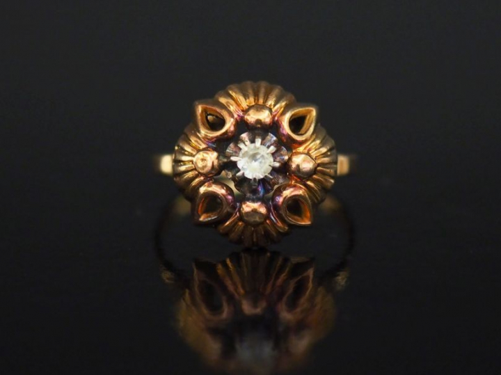 Bague en or jaune, sertie en son centre d'une pierre à l'imitation du 