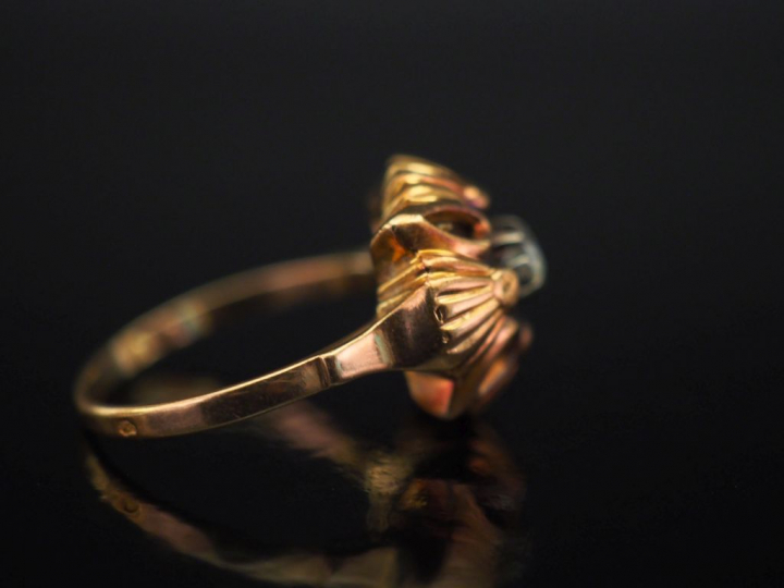 Bague en or jaune, sertie en son centre d'une pierre à l'imitation du 