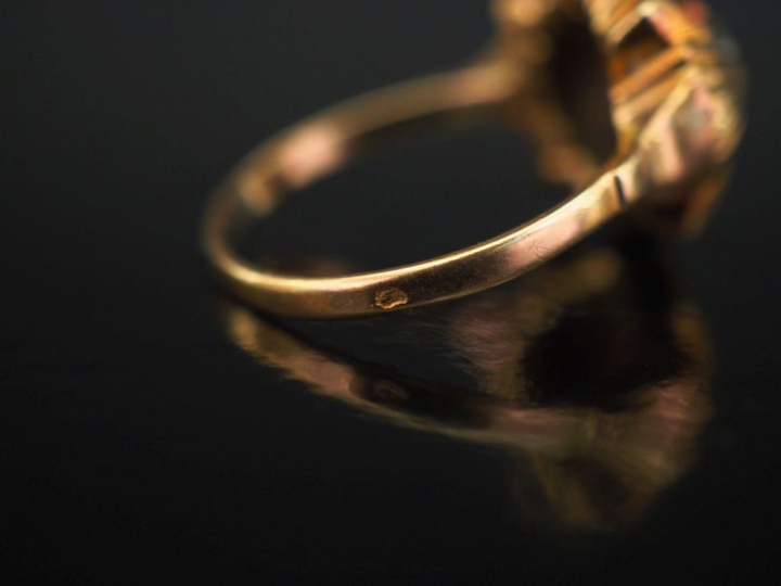 Bague en or jaune, sertie en son centre d'une pierre à l'imitation du 