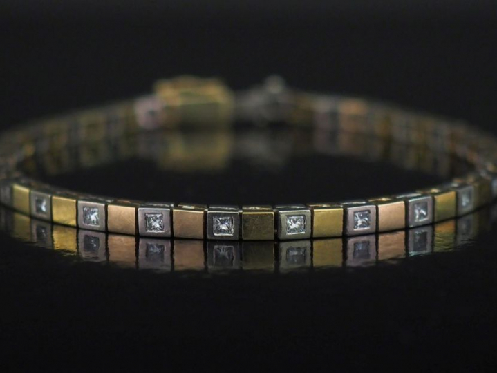 Bracelet articulé deux tons d'or 14k, composé de maillons en or jaune 
