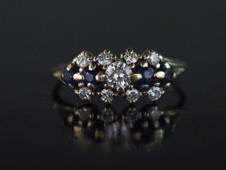 Vente aux enchères Bague jonc en or blanc 14k, sertie de petits saphirs et de diamants.  